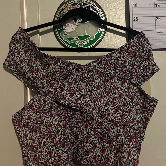‼️NWT‼️Floral Express Crop Top🌸🌸 - Picture 3 of 7